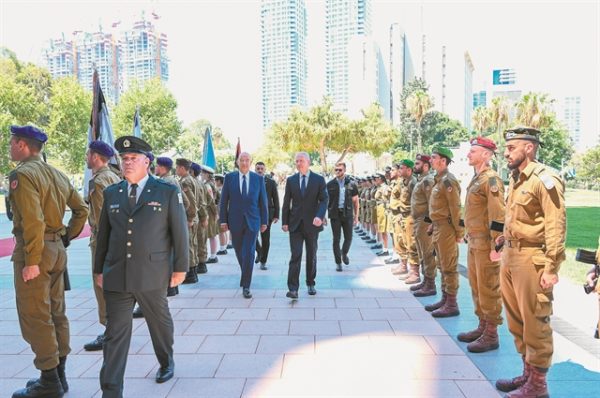 Τι φέρνει ο Δένδιας από το Ισραήλ