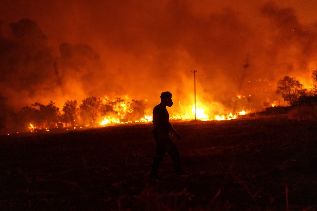 Φωτιά στον Έβρο: Εγκλωβισμένοι 250 μετανάστες σε νησίδες