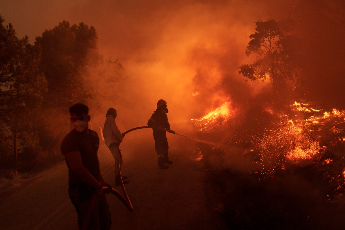 Φωτιές: Ανεξέλεγκτη η πυρκαγιά στον Έβρο - Μεγάλη αναζωπύρωση στην Αύρα Αλεξανδρούπολης