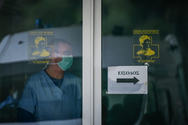 Μάσκα: Εσφαλμένη και επικίνδυνη η απόφαση για κατάργησή της στα νοσοκομεία - Αντιδράσεις υγειονομικών