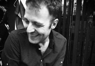 Αύγουστος Κορτώ: Η αιχμηρή ανάρτηση για τις φωτιές – «Η Ελλάδα είναι ένα κορμί που λαβώνεται…»