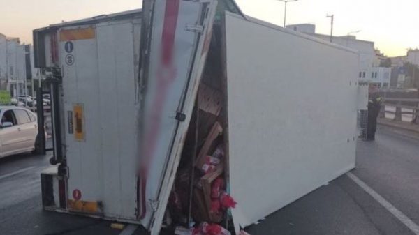 Τροχαίο με ανατροπή φορτηγού στον Κηφισό – Αποδόθηκε στην κυκλοφορία ο δρόμος