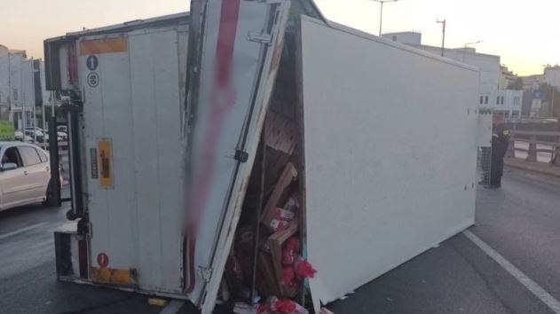 Τροχαίο με ανατροπή φορτηγού στον Κηφισό – Αποδόθηκε στην κυκλοφορία ο δρόμος