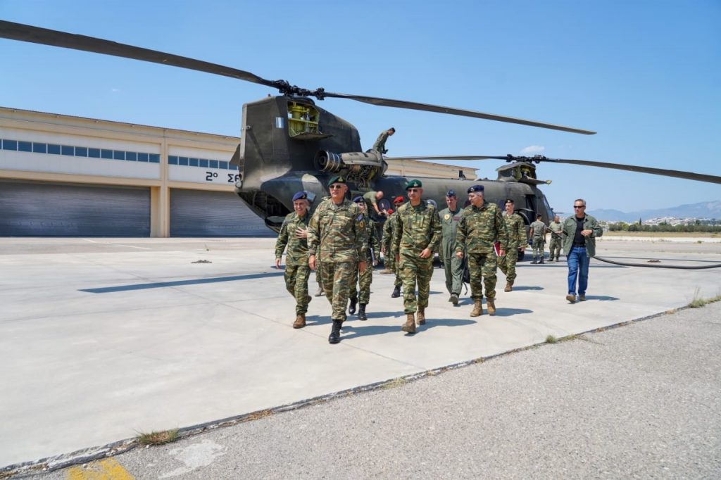 Στο 2ο ΣΥΑΣ ο Φλώρος: Συνομίλησε με πληρώματα ελικοπτέρων που μάχονται στα πύρινα μέτωπα