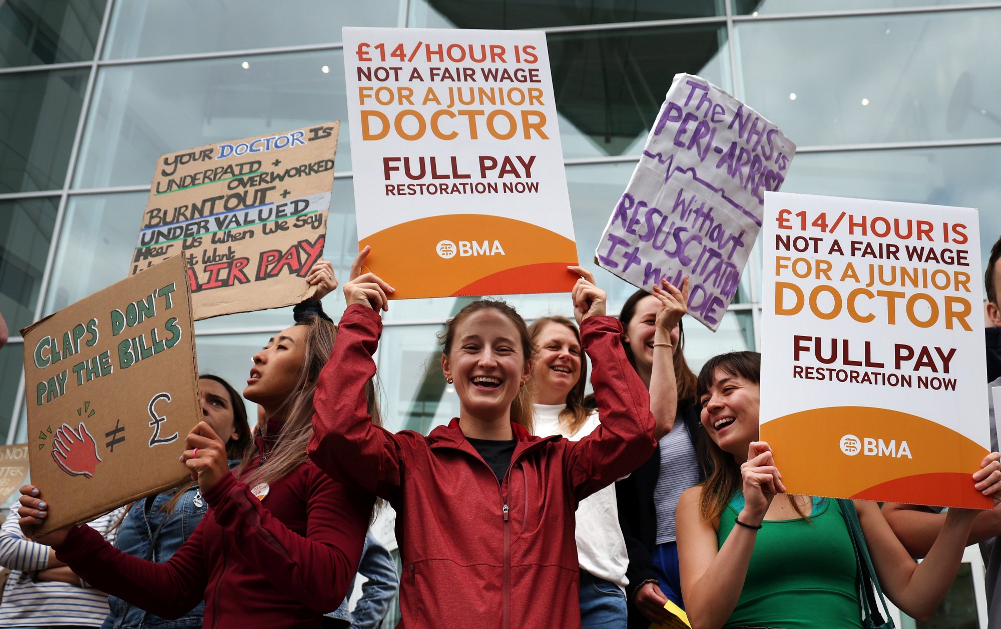 Απεργία στη Βρετανία: Ειδικευόμενοι και έμπειροι νοσοκομειακοί γιατροί προχωρούν σε πολυήμερη κινητοποίηση για καλύτερους μισθούς