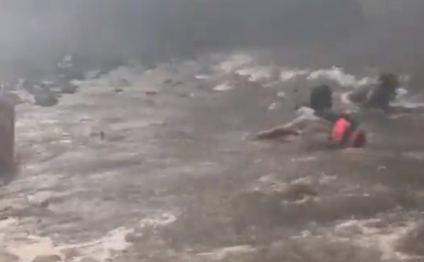 Χαβάη: Σοκάρει βίντεο με ανθρώπους να ρίχνονται στον ωκεανό για να σωθούν από τις φλόγες