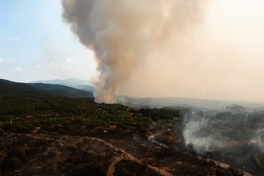 Συνεχίζεται το «σφυροκόπημα» στην κυβέρνηση για τις φωτιές – Για «κατόπιν εορτής» Πολιτική Προστασία, μιλούν τα κόμματα