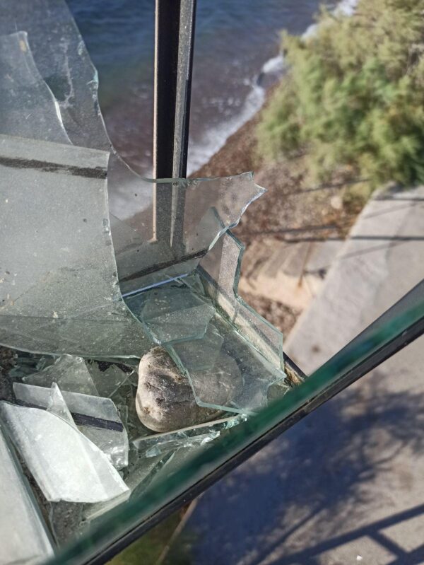 Έσπασαν τα φωτιστικά σώματα στο παραλιακό μέτωπο Αιγίου