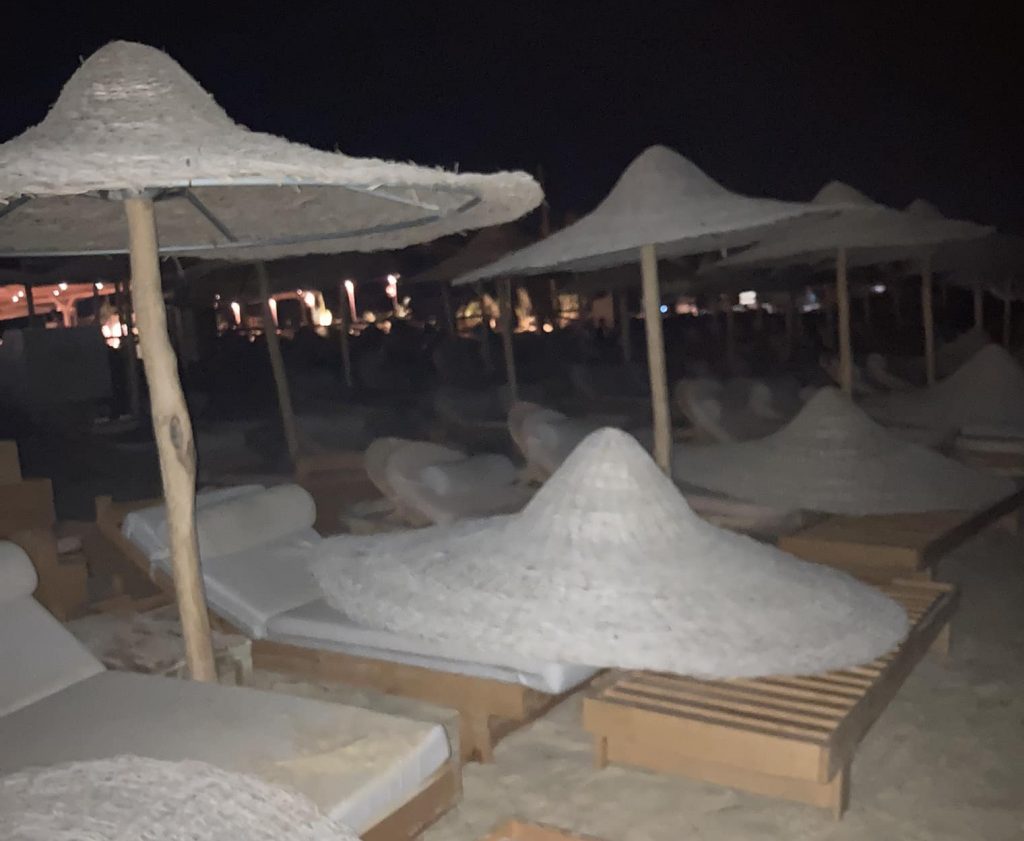 «Κίνημα της πετσέτας» στη Νάξο: Στο αυτόφωρο 3 επιχειρηματίες που ξανάβαλαν ξαπλώστρες σε παραλία μέσα στη νύχτα