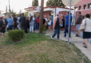 Ταυτότητες: Ουρές κόσμου έξω από τα αστυνομικά τμήματα – Σπεύδουν για ανανέωση πριν τις ψηφιακές