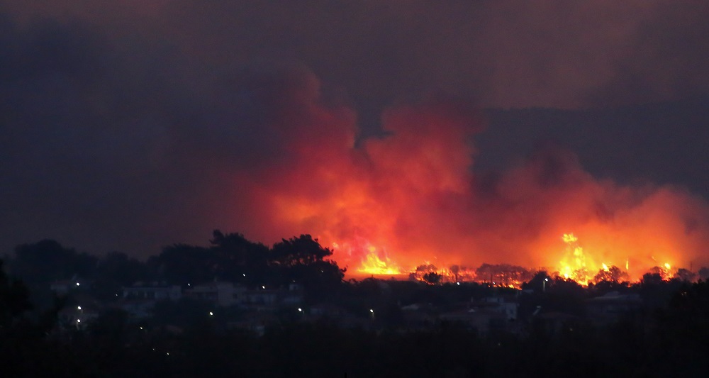 Φωτιά στην Αλεξανδρούπολη: Ολονύχτια μάχη με τις φλόγες – Τιτάνια προσπάθεια να θωρακιστεί η ΒΙΠΕ – 8 πυροσβέστες στο νοσοκομείο