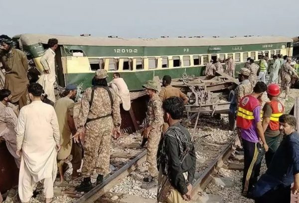 Πακιστάν: Τουλάχιστον 4 νεκροί και 18 τραυματίες από τη σύγκρουση λεωφορείου με φορτηγό