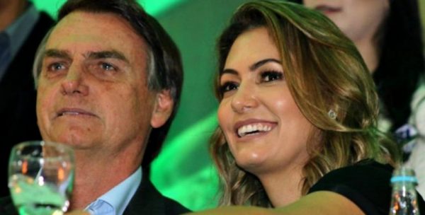 Ο Μπολσονάρου και η σύζυγός του αντιμέτωποι με την αστυνομία για το σκάνδαλο των κοσμημάτων