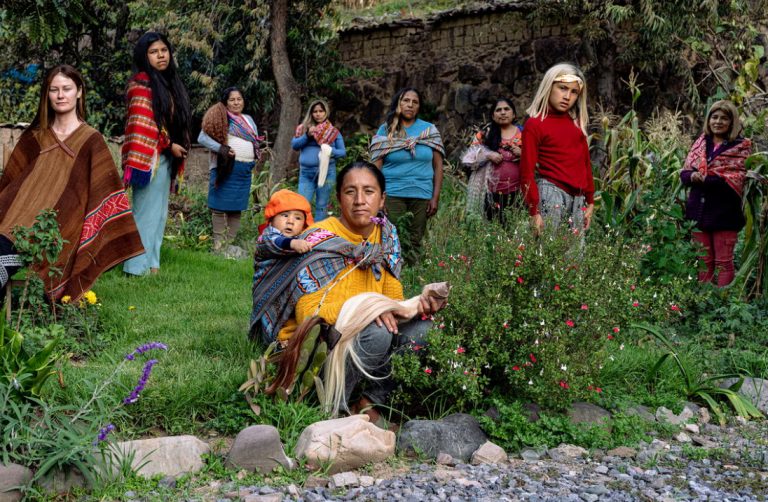 Οι γυναίκες των Άνδεων φτιάχνουν τις περούκες της ευτυχίας