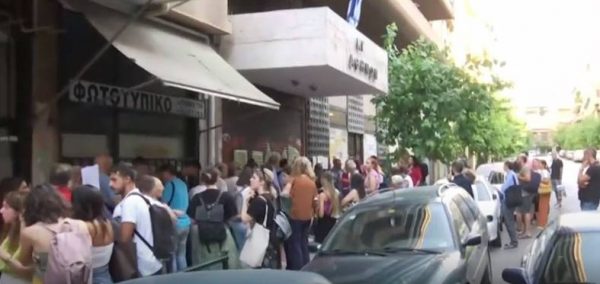 Πού είναι η μεταβίβαση ακινήτων «με ένα κλικ»; – «Πυρ ομαδόν» στην κυβέρνηση για τις ουρές στο Κτηματολόγιο