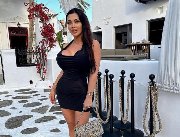 Αναστατώνει τη Μύκονο μια από τις πιο γνωστές πρωταγωνίστριες ερωτικών ταινιών