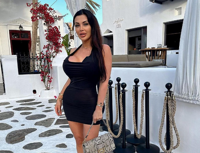 Αναστατώνει τη Μύκονο μια από τις πιο γνωστές πρωταγωνίστριες ερωτικών ταινιών