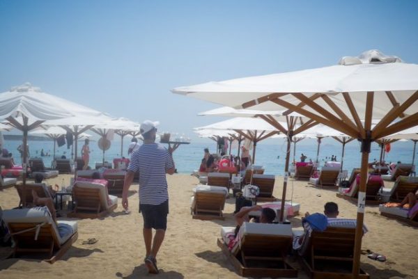 Guardian: «Δεν θέλω να πεθάνω γιατί κάποιος ήθελε ένα σουβλάκι» – Πεθαίνοντας από τη ζέστη στην Ελλάδα