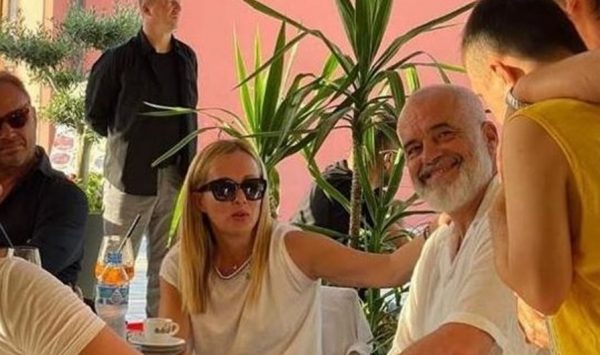 Τζόρτζια Μελόνι: Πήγαινε και πλήρωσε τον λογαριασμό αυτών των ηλιθίων, σε παρακαλώ