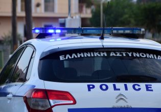 Θεσσαλονίκη: Επεισοδιακή καταδίωξη διακινητή μεταναστών – Προσέκρουσε σε μπάρα διοδίων