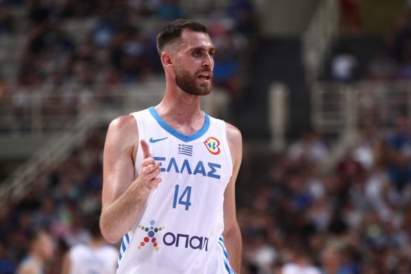 Αποχώρησε με ενοχλήσεις στα πλευρά ο Παπαγιάννης