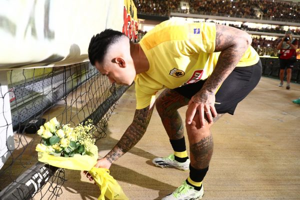 Παίκτες και φίλαθλοι της ΑΕΚ τίμησαν τη μνήμη του Μιχάλη Κατσουρή (vid)