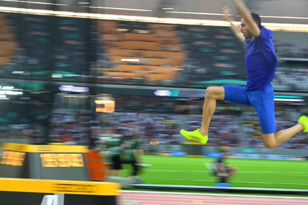 Εντυπωσιακό ξεκίνημα του Τεντόγλου – «Πέταξε» στα 8,50μ. στο πρώτο του άλμα και ζητούσε… ηρεμία (vid)