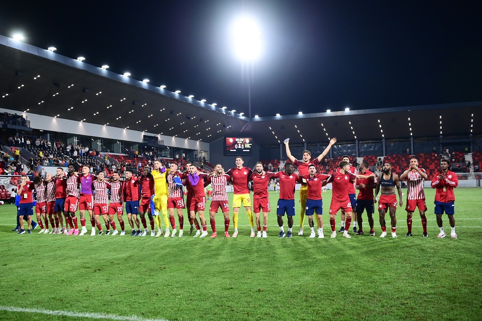 Οι παίκτες του Ολυμπιακού πανηγύρισαν μπροστά στον κόσμο τους την πρόκριση στους ομίλους του Europa League (vid)