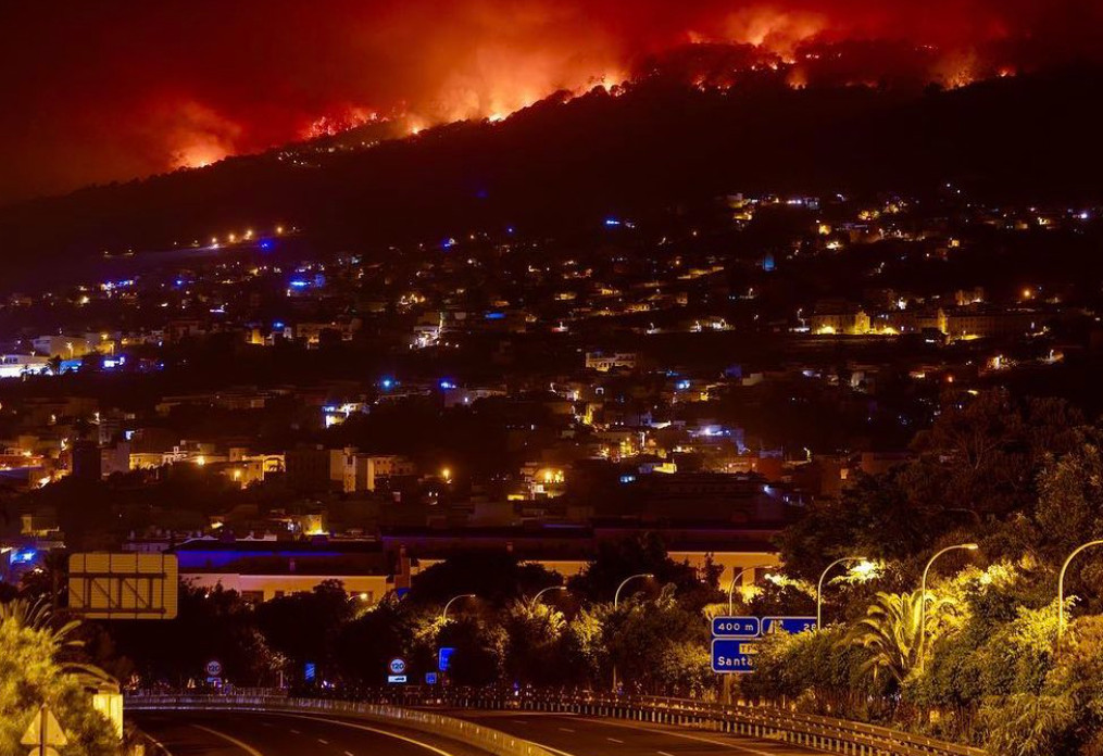 Μαίνεται η πυρκαγιά στην Τενερίφη - Δεκάδες χιλιάδες άνθρωποι εγκαταλείπουν τα σπίτια τους