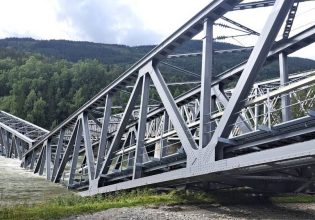 Νορβηγία: Σιδηροδρομική γέφυρα κατέρρευσε από τις πλημμύρες – Δεν υπάρχουν θύματα