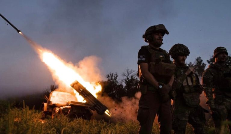 Ο Ζελένσκι ανακοίνωσε την επιτυχή δοκιμή ουκρανικού πυραύλου μεγάλου βεληνεκούς