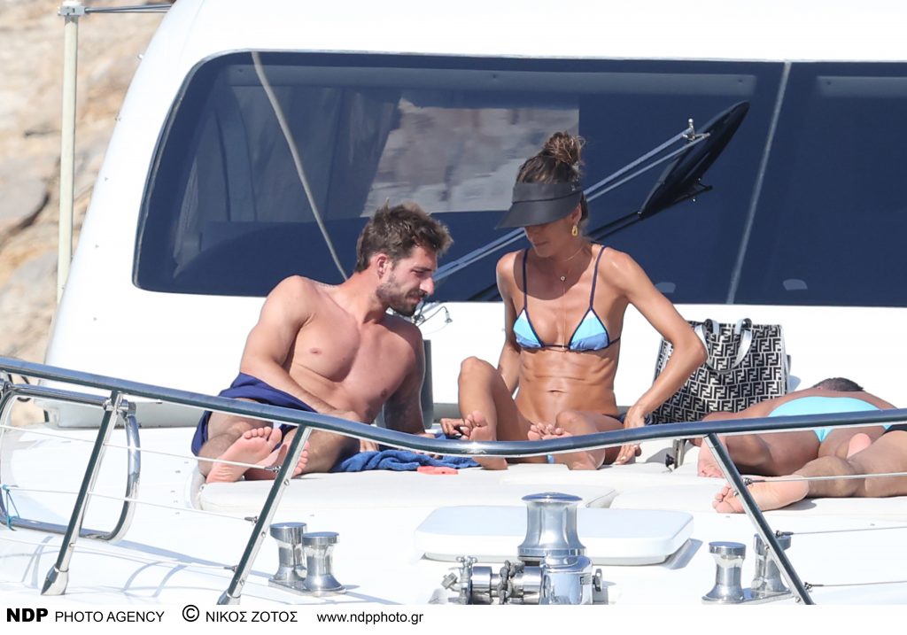 Ιζαμπέλ Γκουλάρτ: Οι τρυφερές περιπτύξεις και το ντους πάνω σε σκάφος στη Μύκονο