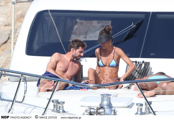 Ιζαμπέλ Γκουλάρτ: Οι τρυφερές περιπτύξεις και το ντους πάνω σε σκάφος στη Μύκονο