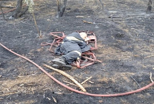 «Αυτή είναι η δική μου ξαπλώστρα» – Η συγκλονιστική φωτογραφία πυροσβέστη που κοιμάται στο έδαφος