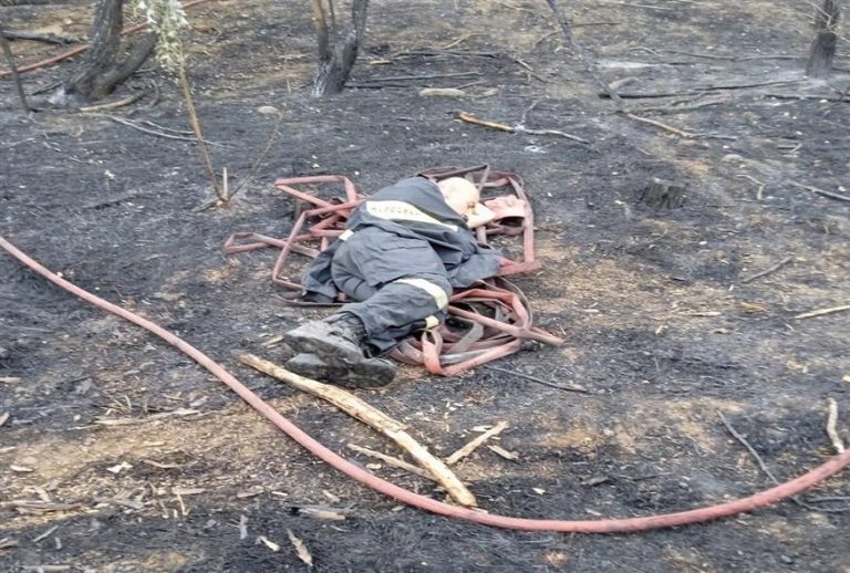 «Αυτή είναι η δική μου ξαπλώστρα» – Η συγκλονιστική φωτογραφία πυροσβέστη που κοιμάται στο έδαφος