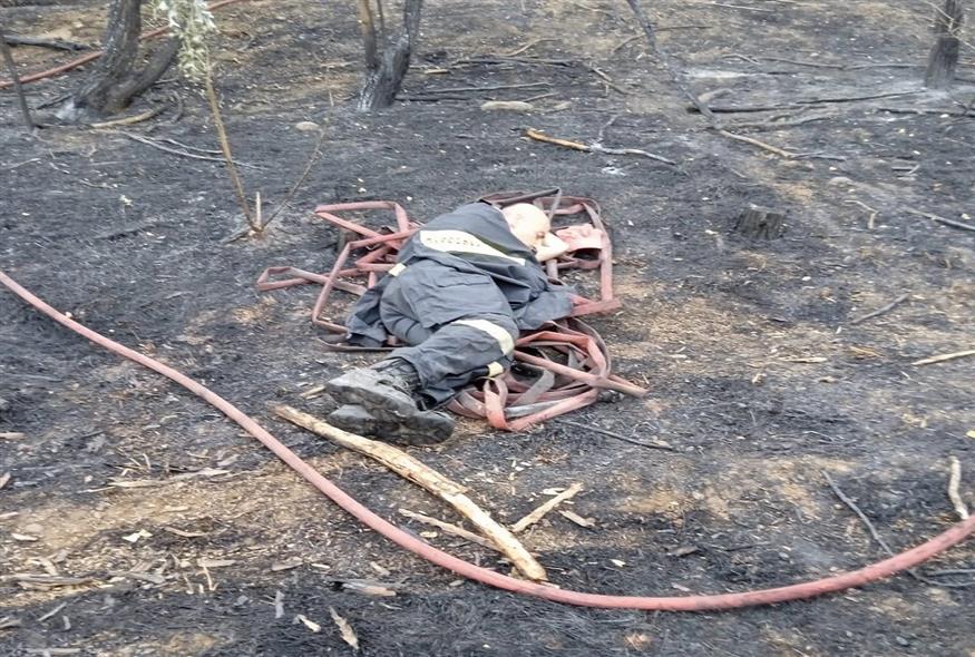 «Αυτή είναι η δική μου ξαπλώστρα» – Η συγκλονιστική φωτογραφία πυροσβέστη που κοιμάται στο έδαφος