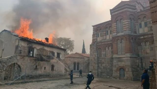 Φωτιά στο Δίστομο: Ζημιές στην ιστορική μονή του Οσίου Λουκά - Κάηκε ένα από τα παλαιότερα κτίρια