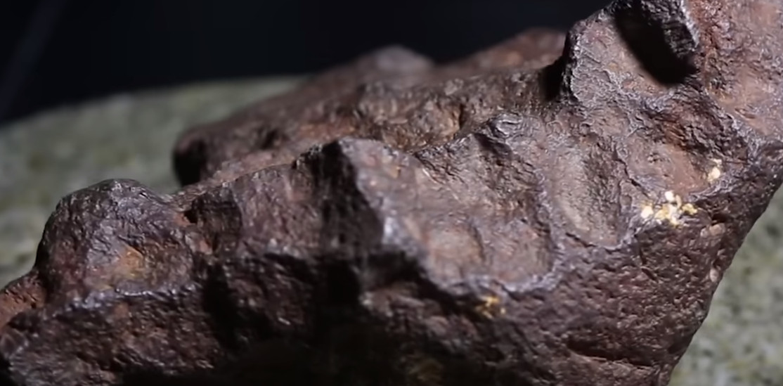 Αγρότης ανακάλυψε ότι η πέτρα που στήριζε την πόρτα του επί 30 χρόνια ήταν... μετεωρίτης