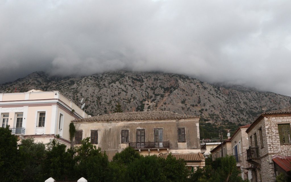 Κακοκαιρία «Petar»: Χτυπά τη Δυτική Ελλάδα – Σφοδρές βροχοπτώσεις – Πώς θα κινηθεί τις επόμενες ώρες