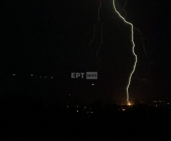 Καρέ-καρέ η στιγμή που χτυπάει κεραυνός και ξεκινάει πυρκαγιά στη Βούλα