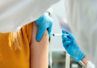 Κοροναϊός: Παίζει ρόλο σε ποιο χέρι γίνεται το εμβόλιο; – Τι λέει νέα έρευνα