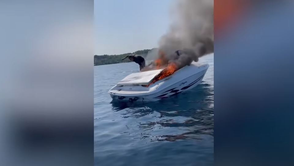 ΗΠΑ: Σώθηκαν την τελευταία στιγμή από φλεγόμενο σκάφος - Τρομακτικό βίντεο