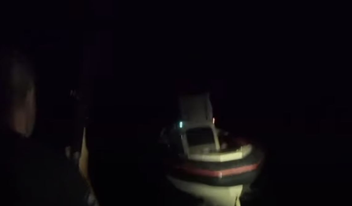 Εύβοια: Διακινητής προσπάθησε να εμβολίσει σκάφος του Λιμενικού - Βίντεο ντοκουμέντο από την καταδίωξη
