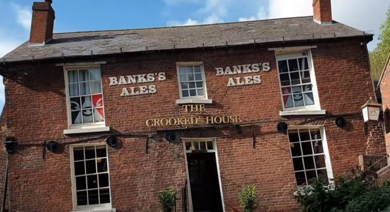 Στις φλόγες η «στραβή» παμπ της Βρετανίας – «Συντετριμμένοι» οι κάτοικοι