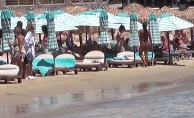 Μύκονος: Τέλος οι ξαπλώστρες και οι ομπρέλες μέσα στη θάλασσα