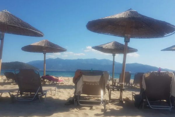 Beach bar στη Χαλκιδική: Τι απαντά ο υπεύθυνος για την καταγγελία ότι απαγόρευσαν σε μητέρα να ταΐσει το παιδί της