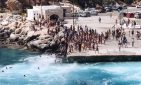 Στη Σίκινο αποχαιρετούν τους τουρίστες που φεύγουν… κάνοντας βουτιές στο λιμάνι