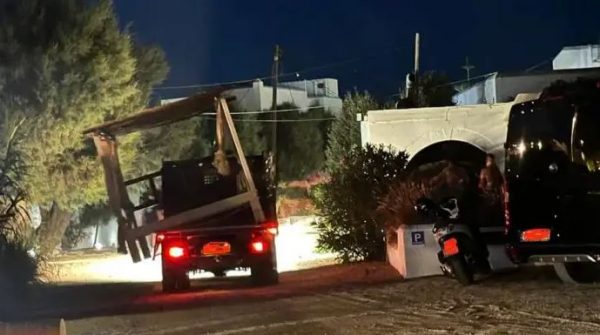 «Κίνημα της πετσέτας» στη Νάξο: Οι ελεγκτές έφυγαν, οι ξαπλώστρες επέστρεψαν μέσα στη νύχτα