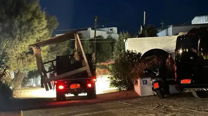 «Κίνημα της πετσέτας» στη Νάξο: Οι ελεγκτές έφυγαν, οι ξαπλώστρες επέστρεψαν μέσα στη νύχτα