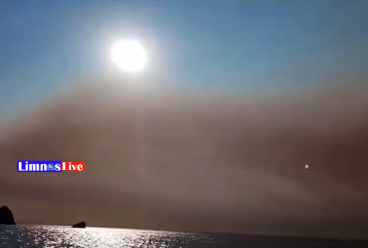 Φωτιά: Οι καπνοί από τις πυρκαγιές στη Θράκη και την Καβάλα έφτασαν στη Μύρινα στη Λήμνο